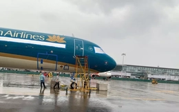 Cận cảnh chằng néo máy bay 'chạy bão'