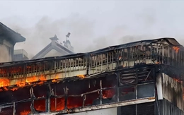 Hà Nội: Lửa ngùn ngụt trên tầng tum ngôi nhà ở đường Giải Phóng