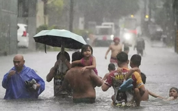Hàng vạn người dân Philippines phải sơ tán vì lũ lụt sau bão Wipha