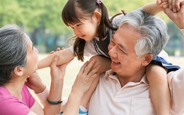 Bà nội hỏi “ở nhà mẹ có hay ăn hiếp bố không”, đứa trẻ trả lời 1 câu quá thông minh