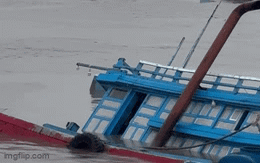 Hiện trường vụ gió lốc xô tàu chở 9 người lật chìm ở Quảng Ninh