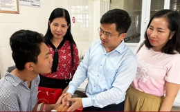 Đại học Hạ Long muốn đỡ đầu nam sinh mất 4 người thân trong vụ lật tàu Đại học Hạ Long muốn đỡ đầu nam sinh mất 4 người thân trong vụ lật tàu