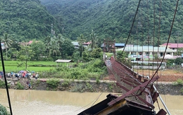 Điện Biên: Cầu treo đứt cáp, xe chở cán bộ xã đi chống bão rơi xuống sông