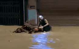 Người dân chờ vớt tài sản bị nước lũ cuốn trôi trong đêm