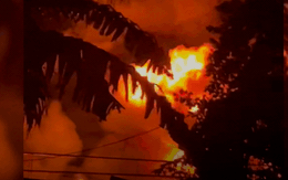 Cận cảnh hiện trường vụ cháy 1.000m² kho phế liệu tại Hóc Môn, khói lửa bao trùm cả khu vực