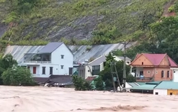 Cứu 5 người mắc kẹt giữa dòng lũ ở Nghệ An