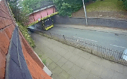 Xe buýt 2 tầng va đập vào cầu, hành khách văng ra ngoài: Video kinh hoàng được công bố