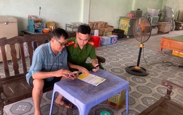 Sợ bị phong tỏa tài khoản, người đàn ông định ra ngân hàng thực hiện chuyển tiền: Công an xã nhận được tin liền tới tận nhà làm việc