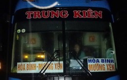 Xe khách chở 20 người mắc kẹt do lũ, nhà xe cầu cứu nhiều giờ Xe khách chở 20 người mắc kẹt do lũ, nhà xe cầu cứu nhiều giờ