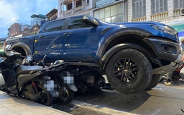 Hà Nội: Cận cảnh xe bán tải lao lên vỉa hè phố Khâm Thiên, chồm lên nhiều xe máy, người dân hoảng loạn