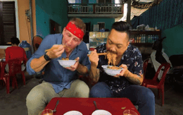 Khách Tây trầm trồ trước đặc sản "cho người nghèo" ở Huế, nhận xét: Ấn tượng với nguyên liệu trong đây