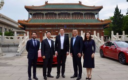 Musk, 2 chiếc Tesla đỏ - cầu nối Trung Quốc và Mỹ nay lung lay, người thay thế xuất hiện: CEO mặc áo da Musk, 2 chiếc Tesla đỏ - cầu nối Trung Quốc và Mỹ nay lung lay, người thay thế xuất hiện: CEO mặc áo da