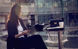 Nữ giám đốc kinh doanh xinh đẹp đã bị sa thải nhưng ngày nào cũng đến Trung tâm tài chính nói chuyện 1 mình: Thực tế tàn khốc khiến ai cũng xót xa