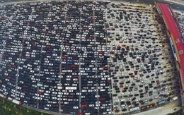 Vụ tắc đường lâu nhất thế giới: 12 ngày mắc kẹt, kéo dài 100 km, hình thành cả 'nền kinh tế chợ đen' giữa đường!