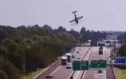 Máy bay lao xuống đường cao tốc rồi phát nổ kinh hoàng, không một ai trong khoang sống sót