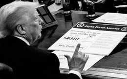 Tấm bảng trên bàn ông Trump có dấu hiệu "lạ": Thỏa thuận thuế quan Mỹ - Nhật bị chỉnh sửa?