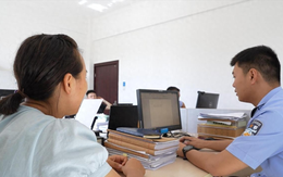 Được cảnh sát cảnh báo lừa đảo, người phụ nữ khẳng định “Tôi chấp nhận bị lừa”: Hôm sau tài khoản bị trừ 1 tỷ đồng