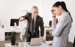 Bị sếp phê bình, người thường chỉ xin lỗi hay đáp “em hiểu rồi”, người EQ cao khéo léo lấy lại thiện cảm từ lãnh đạo bằng 8 câu này