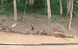 Giải cứu cụ bà bị nước lũ cô lập 2 ngày ở Nghệ An: 15 giây khiến nhiều người "cay mắt"