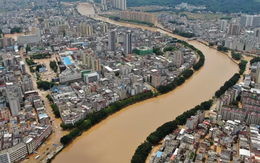 Trung Quốc: Lượng mưa 1 năm trút xuống trong 1 ngày, hàng chục ngàn người dân bỏ chạy