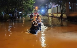 Nhiều khu vực ở Hà Nội bị cô lập sau cơn mưa lớn