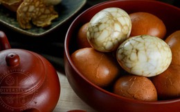 Vì sao nhiều người luộc trứng với trà?
