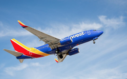 Thót tim khoảnh khắc máy bay Mỹ hạ độ cao khẩn cấp để tránh va chạm chiến đấu cơ