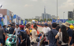 Cuối tuần, hàng ngàn người dân TP HCM mang xe xăng đi đổi xe máy điện