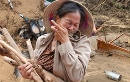 Cảnh tượng hoang tàn ở xã biên giới Nghệ An sau 5 ngày bị lũ cô lập: Bùn đất ngập sát trần nhà, người dân trắng tay vật lộn tìm tài sản