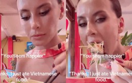 Khách Tây hạnh phúc vì ăn món gỏi đu đủ ở Việt Nam nhưng dân mạng chỉ chú ý đến một điều