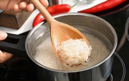 Nấu cơm bằng nước nóng hay nước lạnh ngon hơn?