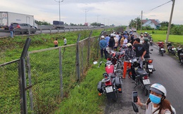 CLIP: Người đàn ông say rượu lao khỏi xe xuống đường cao tốc TP HCM – Trung Lương