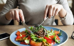 Ngồi thẳng 20 phút sau ăn - bí quyết tránh trào ngược, giảm béo bụng