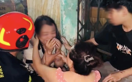 Cứu 5 người mắc kẹt trong đám cháy nhà dân, 1 cảnh sát bị nhiễm khói