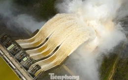 Thủy điện lớn nhất Bắc miền Trung xả lũ: Flycam ghi cảnh nước trắng xóa cuồn cuộn về xuôi