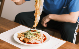 Người đàn ông 29 tuổi suy gan, thận sau khi ăn mì: Bác sĩ cảnh báo “loại mì này chứa độc tố cực mạnh”