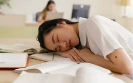 Nữ sinh học giỏi quên ghi tên, ngủ trong giờ thi đại học: Đến lúc biết điểm cả tỉnh đều sững sờ