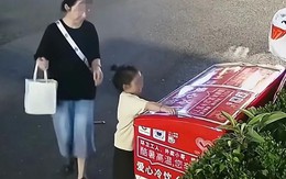 Bức ảnh đang khiến cộng đồng mạng bức xúc: Cha mẹ ăn mặc tươm tất nhưng cách cư xử lại khiến con bị ảnh hưởng cả đời