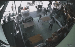 Ô tô bán tải tông 8 xe máy rồi lao vào quán ăn: Tài xế hoảng loạn bước ra ngoài