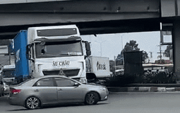 Bị container đẩy trượt dài cả trăm mét, nữ tài xế bật mở cửa xe nhảy ra ngoài: Diễn biến bất ngờ sau đó