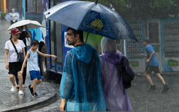 Hà Nội sáng nay sấm chớp đì đùng, người dân vất vả di chuyển dưới cơn mưa như trút