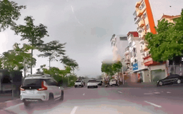 Cảnh tượng đáng sợ khi tia sét đánh thẳng vào một ngôi nhà ở Hà Nội: Người chứng kiến nói gì?