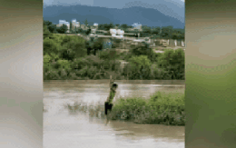 Dùng máy bay không người lái cứu 2 cháu bé mắc kẹt giữa dòng lũ