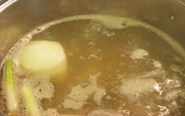 Có nên dùng nước luộc thịt để nấu canh?