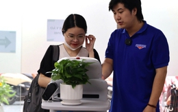 Người dân Hà Nội làm thủ tục hành chính được miễn phí đồ ăn, sử dụng robot lễ tân