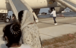 247 hành khách hoảng loạn sơ tán khẩn cấp khi máy bay vừa hạ cánh