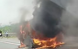 Ô tô khách bốc cháy ngùn ngụt trên cao tốc Pháp Vân - Cầu Giẽ