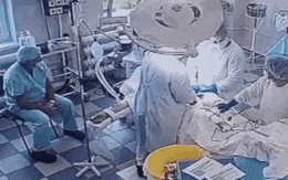 Động đất ở Nga: Cảm động hình ảnh bác sĩ nhất quyết không rời bệnh nhân dù phòng mổ rung lắc dữ dội