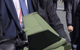 Bảo vệ ông Putin trước hiểm họa UAV: Thiết bị đánh chặn bí ẩn xuất hiện trong tay vệ sĩ gây xôn xao