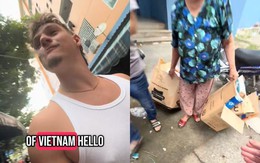 Giúp bà cụ xách 2 chiếc thùng, khách Tây bị hỏi một câu “rất Việt Nam” khiến dân mạng đồng cảm